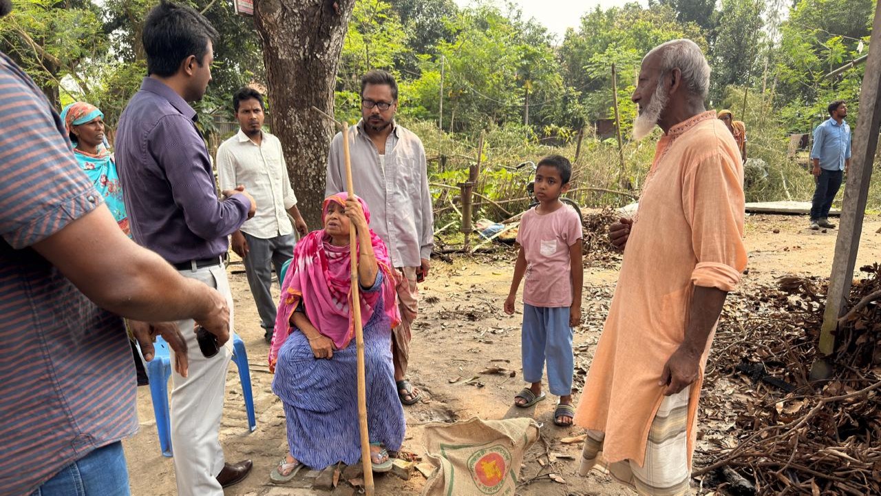 অগ্নিকাণ্ডের পরপরই ক্ষতিগ্রস্ত পরিবারের পাশে ইউএনও চন্দন কর